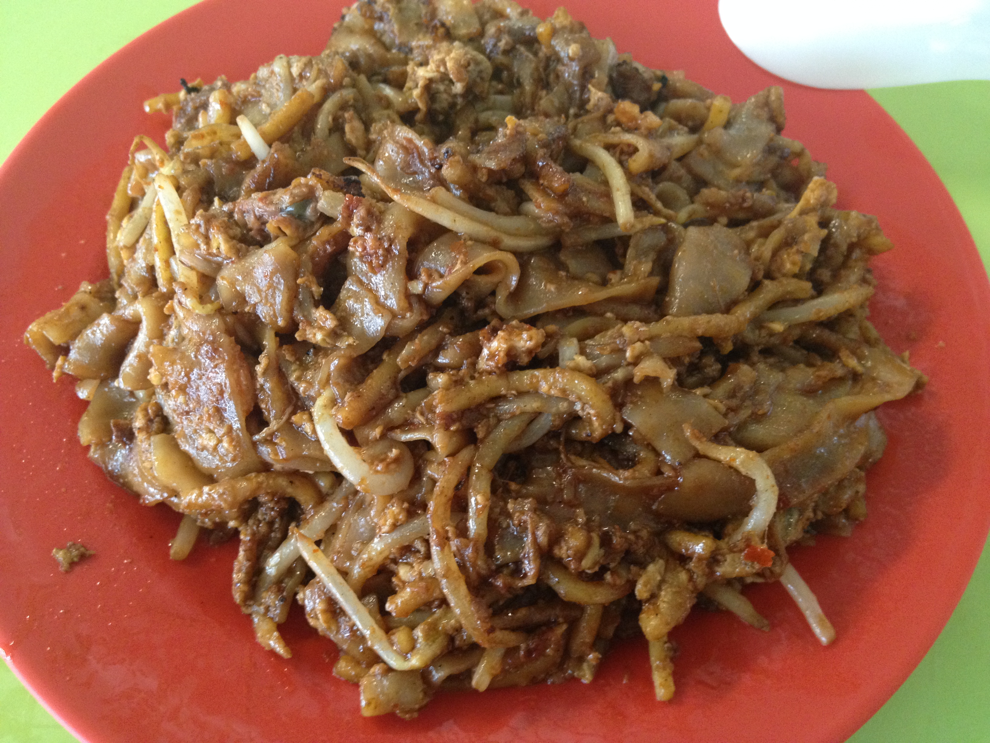 シンガポール 屋台村で味わう癖になるb級グルメ チャークイティオ Char Kway Teow 炒粿條 は日本の焼きそばを超えるか Know Tip